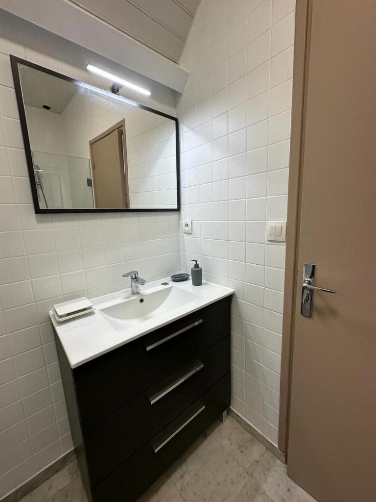 Spacious Flat Close To The Railway Station Troyes Habitación foto